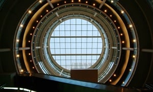 interior cu luminator de acoperiș din aluminiu M10800 cu structură circulară din sticlă